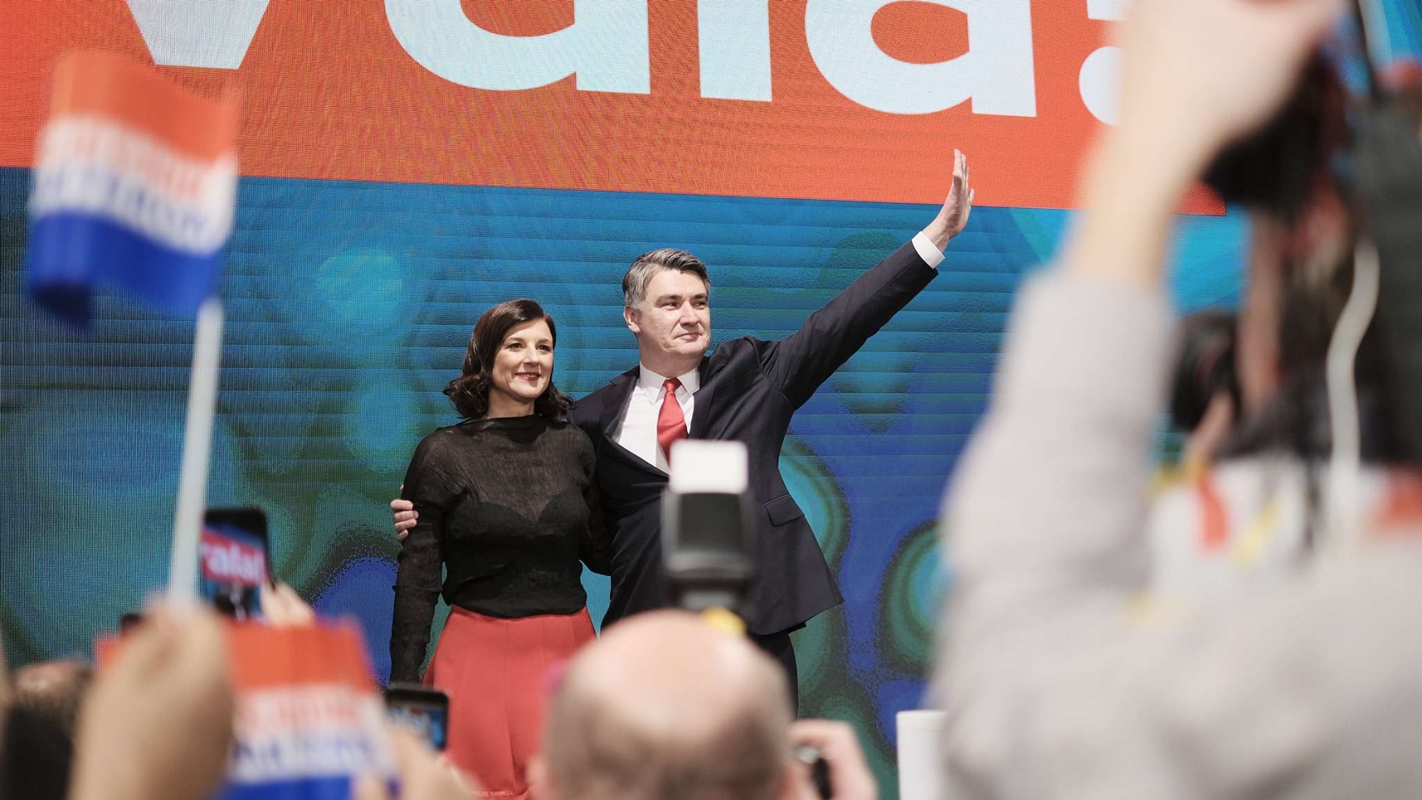 Internetom kruži manipulirana fotografija Zorana Milanovića na kojoj pokazuje tri prsta