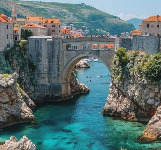 Fotografija generirana umjetnom inteligencijom ne prikazuje most u gradu Dubrovniku